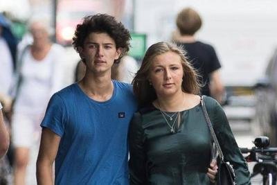 他是有中国血统的欧洲王子，父母离婚后，他只能在中国以走秀为生