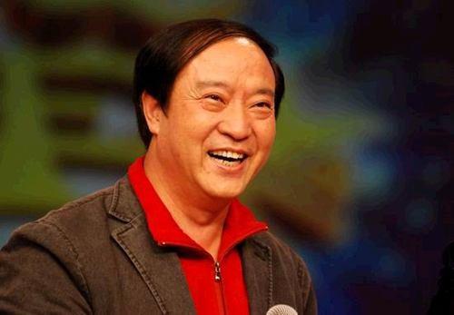 “晚景凄凉”的牛群：给冯巩磕头，58岁和妻子离婚，64岁跳水晕厥