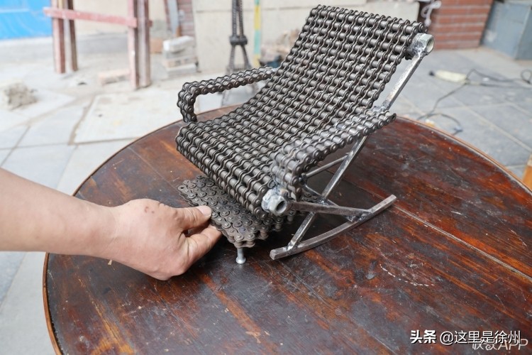 高手在民间!徐州这位修车铺老板用旧链条做埃菲尔铁塔、挖掘机…