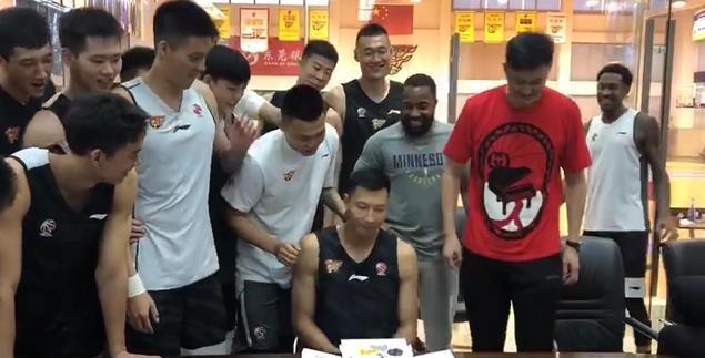 易建联最近新消息视频,易建联最近的视频