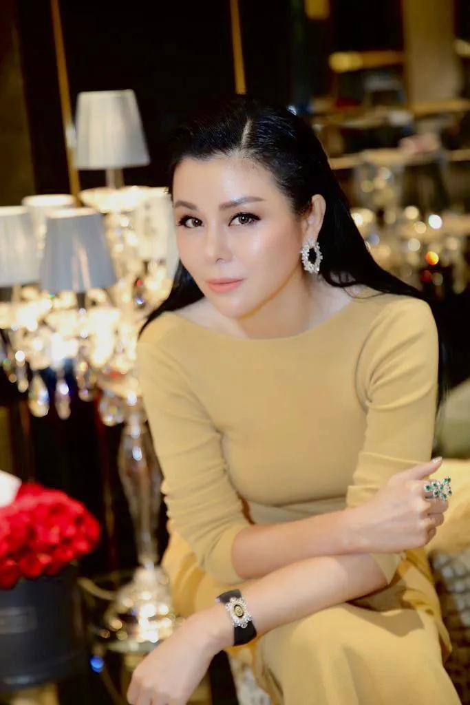 关之琳香港佳士得珠宝 (关之琳戴天价珠宝)