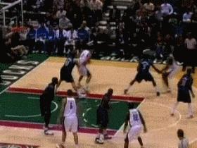 易建联国家队16年,易建联16岁时扣篮