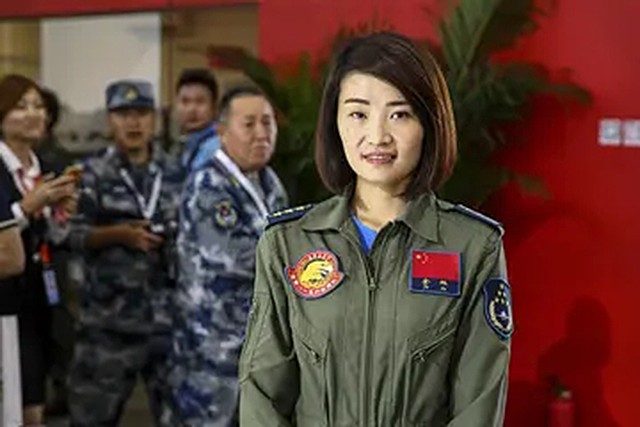 金孔雀余旭的最后一程：36万群众手捧菊花送别，墓前4架飞机模型