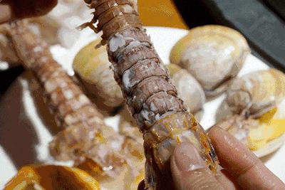 夏天海鲜皮皮虾吃起来快速剥壳,怎么吃皮皮虾才能剥出完整的壳