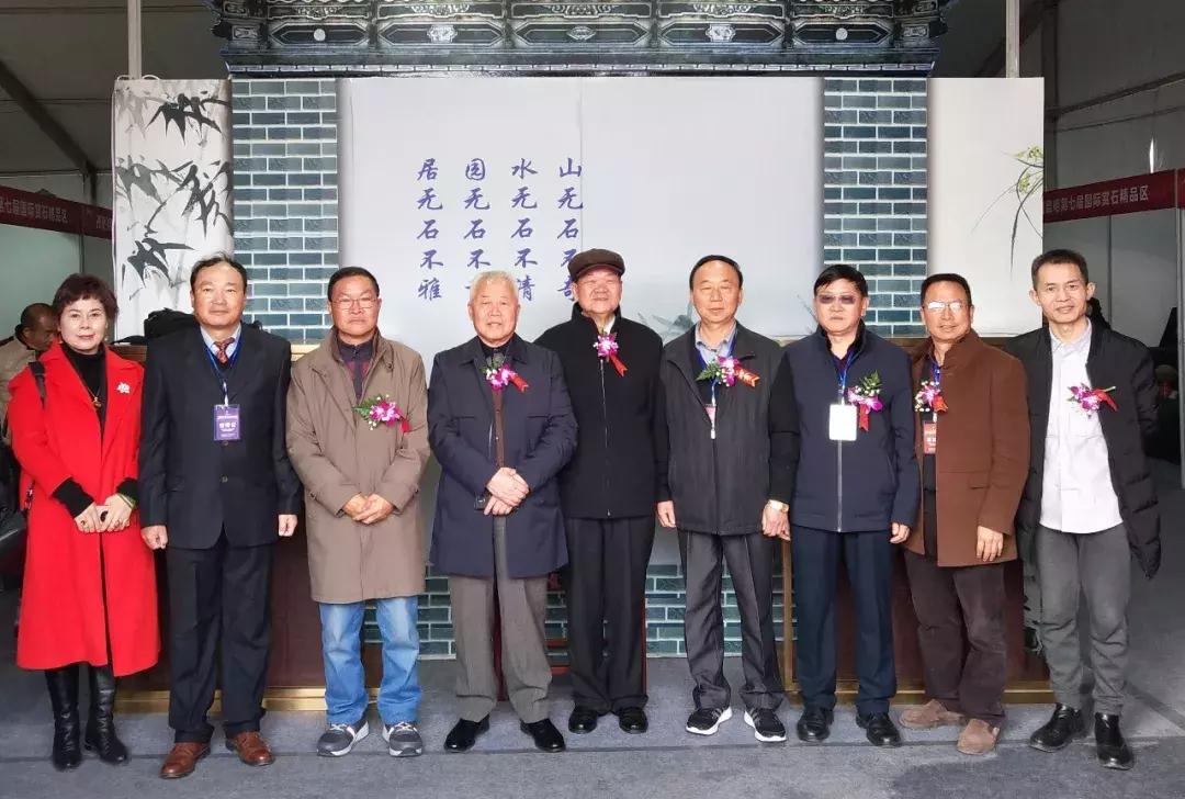 昆明第七届国际赏石展元旦启幕—黄龙玉水草花玉壶喜获金奖