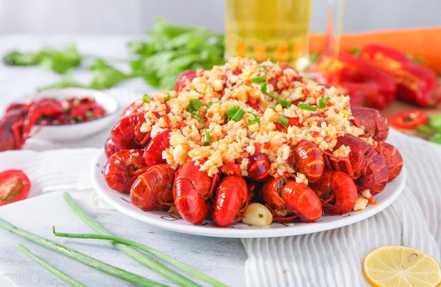 推杯换盏之间把酒言欢下一句,推杯换盏把酒言欢下一句是什么