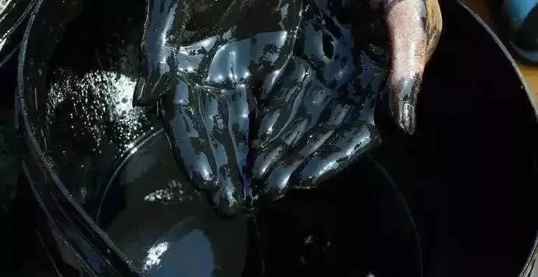 机油放出来又黑又稀,机油为什么用一段时间就黑了