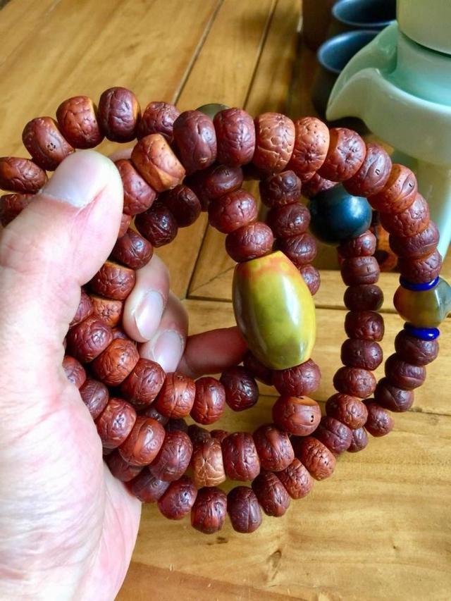 上油的文玩后期盘玩图片,文玩油颜色有黄有白