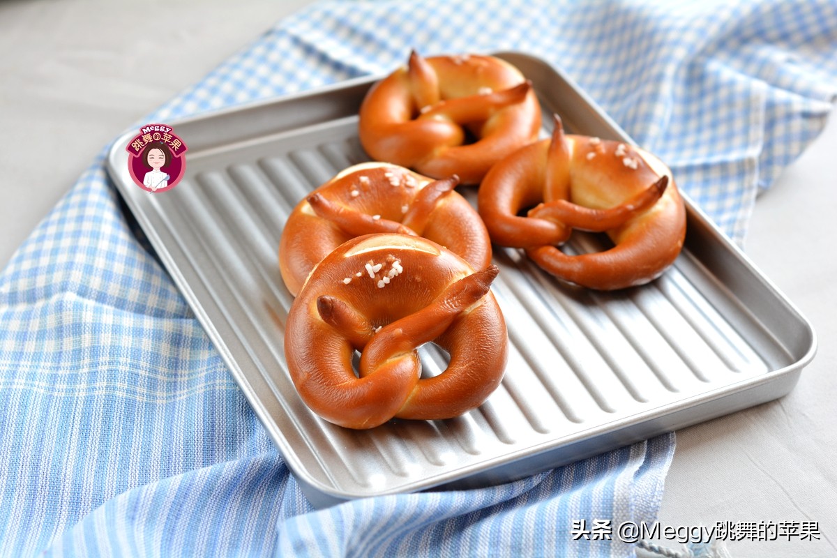 77岁老妈最爱吃的面包，口感扎实，造型美观，德国人喝啤酒必备