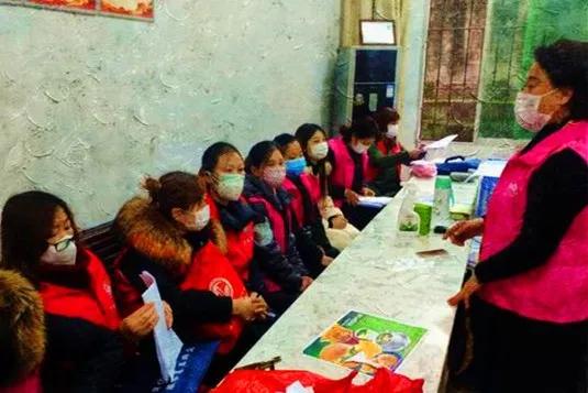 白衣女侠、妙笔警花、环卫女工……她们立足岗位各尽其能战疫显身手