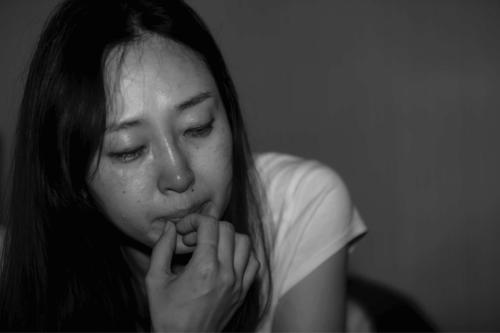 人真的会被影响的,面对镜子里面满脸褶皱的自己,她已然泪水横流