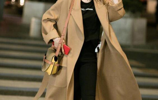 驼色大衣配驼色毛衣穿出高级感,驼色大衣搭配驼色的马丁靴