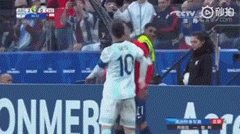 梅西恶意推人裁判竟连一张黄牌都没出球迷生气失望:裁判怂了