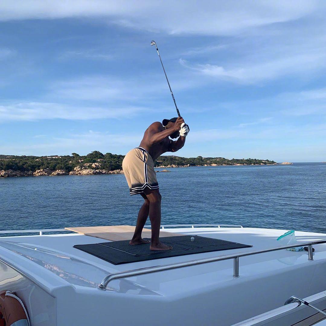 保罗打高尔夫球,保罗晒照