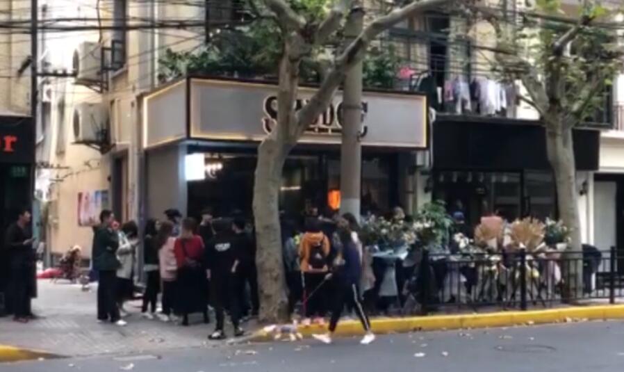 上海真爱粉排14小时买JJ一杯咖啡黄牛：这届粉不行周董的卖500都抢这才加50