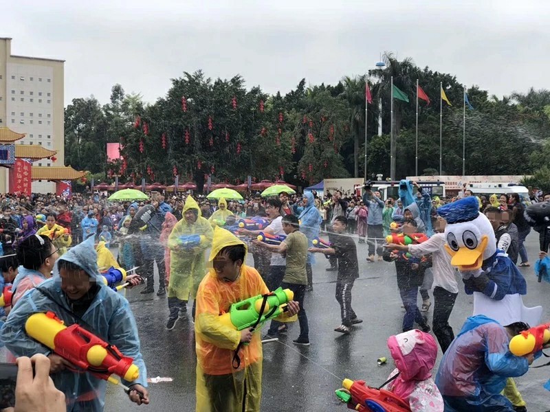 东坑“*身卖**节”，竟有女生被“射”到需要叫安保人员带离现场！