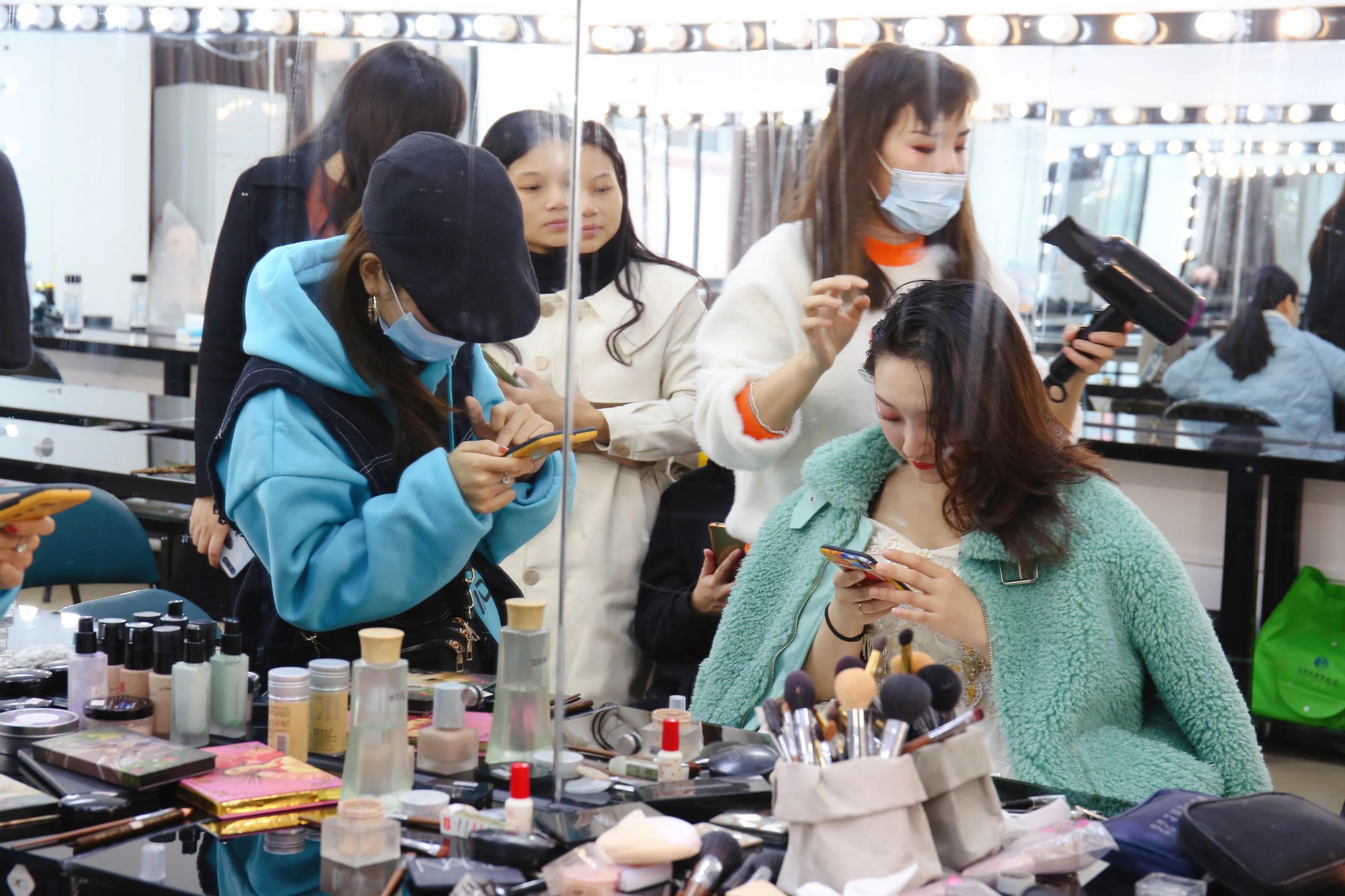 韶关零基础化妆培训班,韶关华仔影视教学