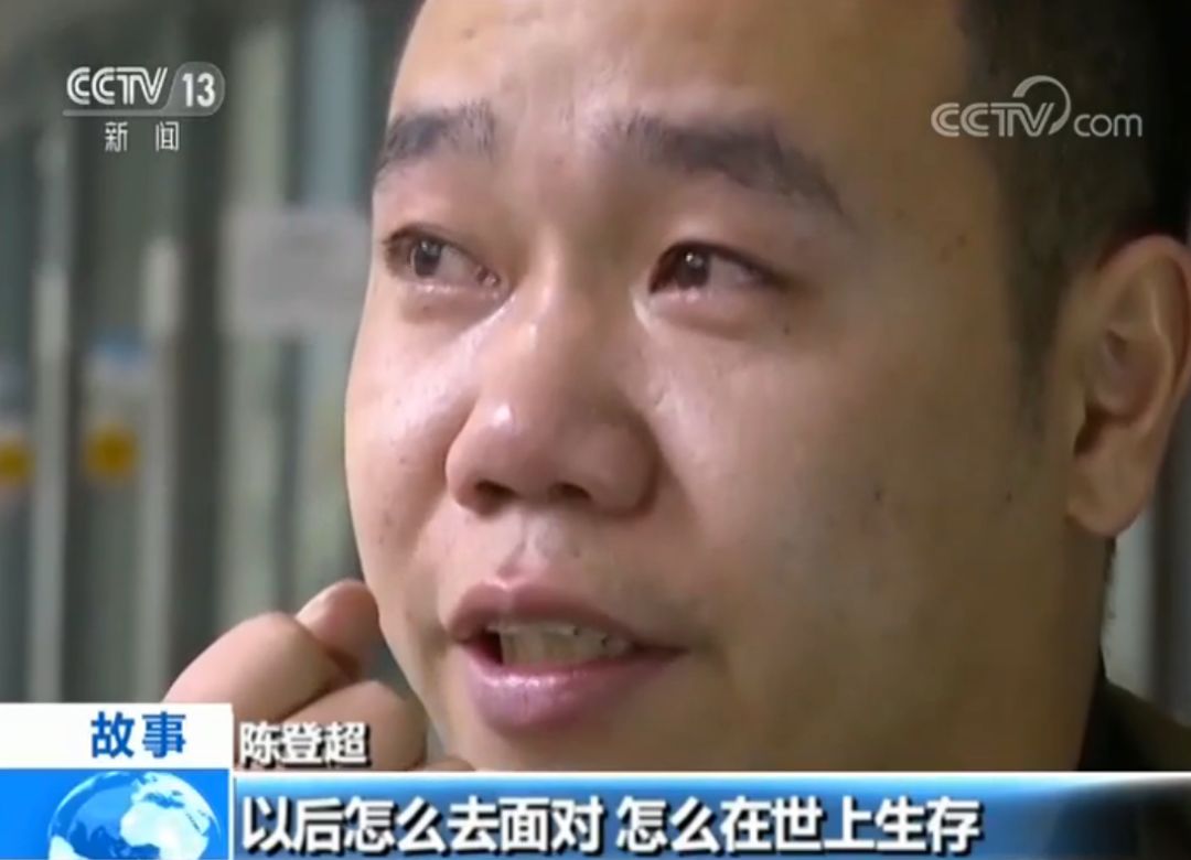 泪目瞬间快递小哥,单腿小哥冒雨送外卖