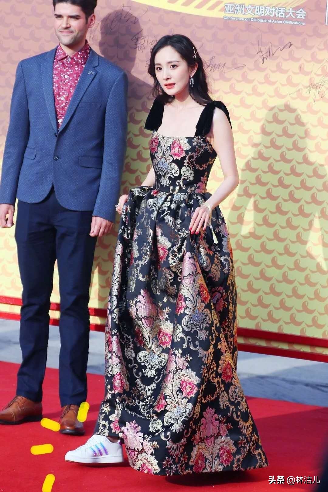 杨幂宋茜同款马丁靴,杨幂宋茜同款耐克鞋