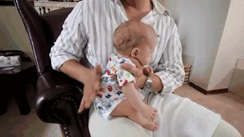 给宝宝拍了奶嗝怎么还吐奶？光拍可不行，宝妈还得注意5个点