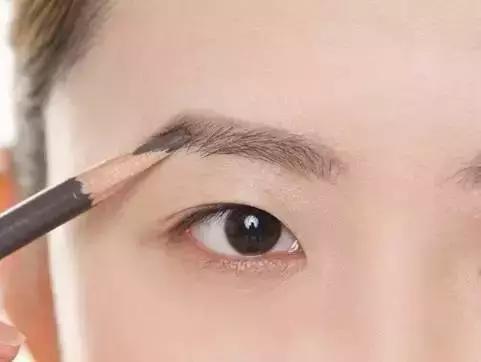 今年流行什么样的眉毛线条眉,一字眉毛流行吗