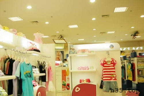最新童装店双门头装修效果图,童装店怎么装修才有顾客