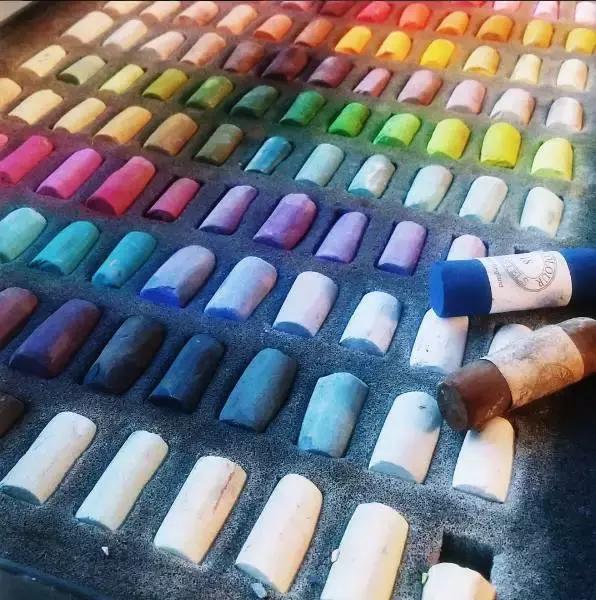 色粉笔表现技法,水溶性粉笔怎么画才亮