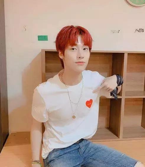 深夜遭醉酒大叔跟踪！男爱豆直播打电话保护女粉丝，网友：太暖！