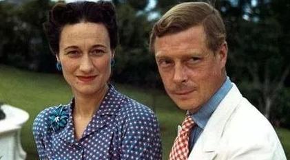 辛普森夫人最后回到王室了么,辛普森两任妻子