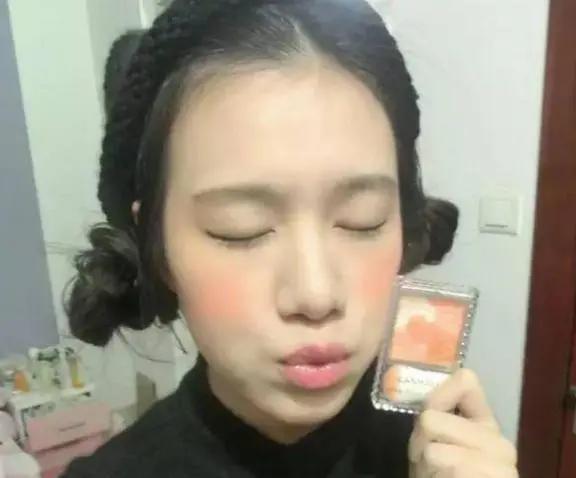 女人出门不要打扮得太漂亮,女孩子出门一定不要打扮漂亮