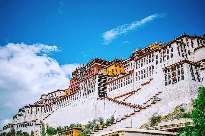 西藏的布达拉宫真的值得一去吗,西藏的布达拉宫内部允许拍照吗