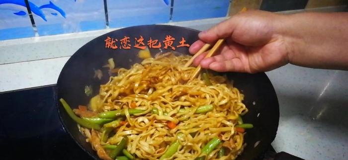 西红柿土豆焖面怎么不糊锅,为啥我做的焖面容易糊锅