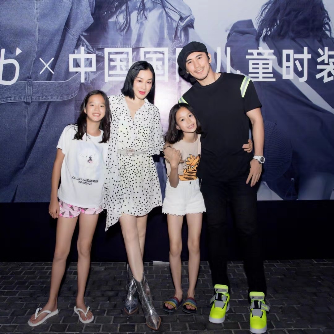 钟丽缇真实颜值巅峰,钟丽缇长女满脸雀斑超自信