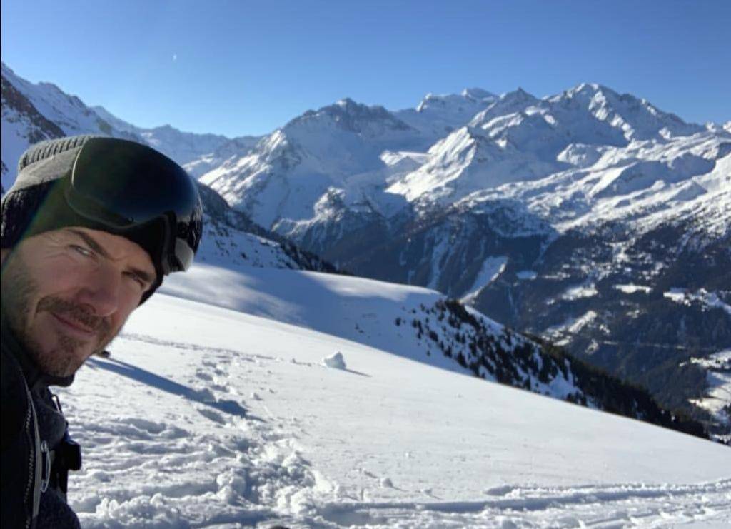 自嘲体力不好？贝克汉姆懒理儿子恋爱传闻，独自爬雪山发文引唏嘘