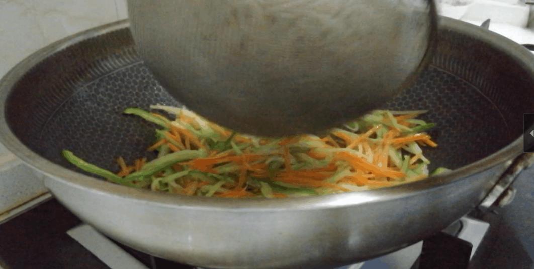 炒面不粘锅的技巧教你一招,做炒面酱油粘锅怎么办