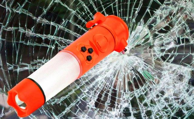 驾车不慎落水的自救方法是什么,汽车坠河逃生技巧