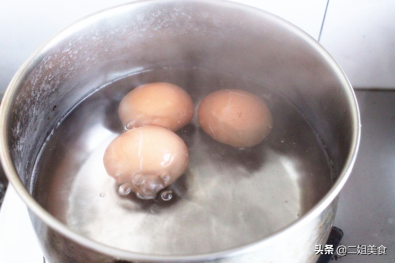 煮鸡蛋怎样剥皮不烂,煮鸡蛋不破裂又容易剥皮的好方法