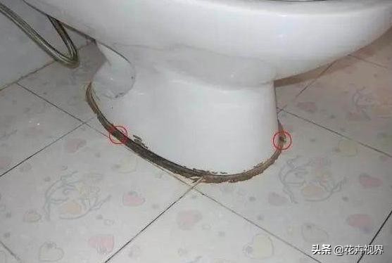 怎么去除卫生间发黑的玻璃胶,淋浴房里面地上打的玻璃胶发黑了