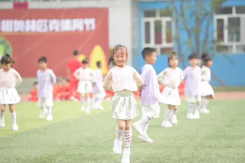 一共有207人参加体操表演,一百多人体育节开场