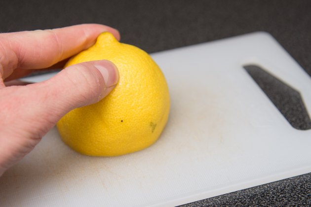 生活小妙招柠檬酸除垢,柠檬去除厕所陈年顽固污渍