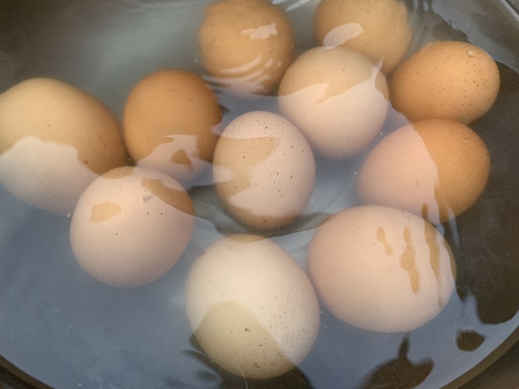 腌鸡蛋只放盐的做法,腌鸡蛋最好吃的方法不放盐