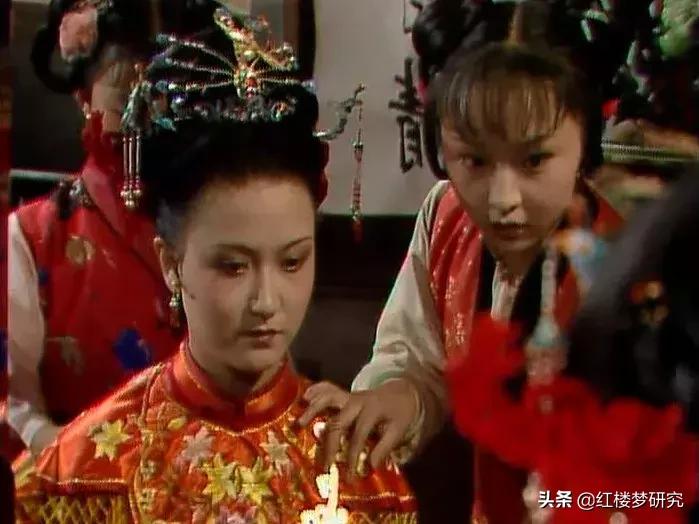 十八岁女孩卖衣服,女大十八岁