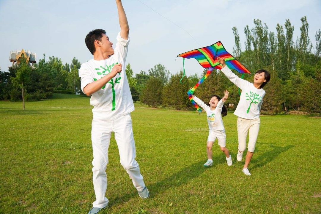 4岁孩子被蜜蜂咬了怎么办,孩子被蜜蜂蛰了妈妈很心疼