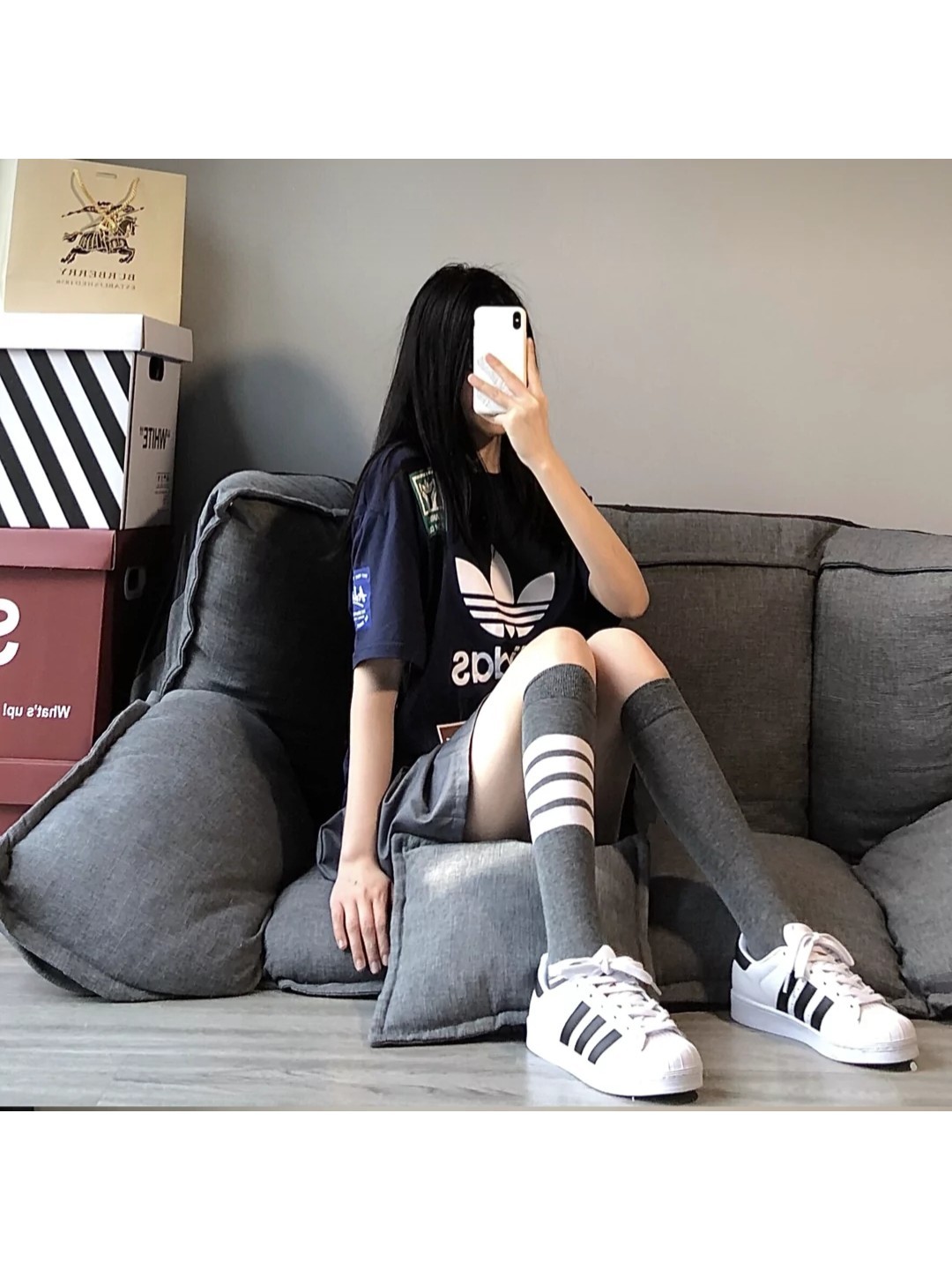 阿迪短袖加牛仔裤穿搭,阿迪短袖配百褶裙