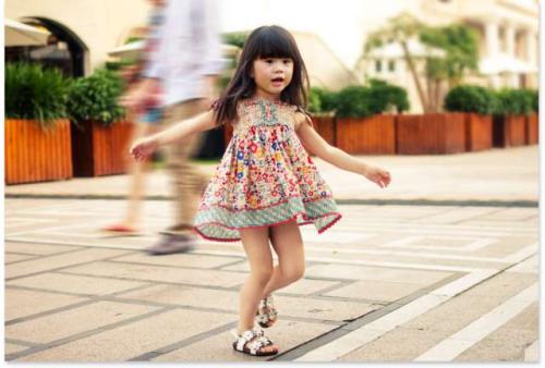 小孩衣服穿大一号还是刚刚好,小孩衣服可以买大一码明年穿吗