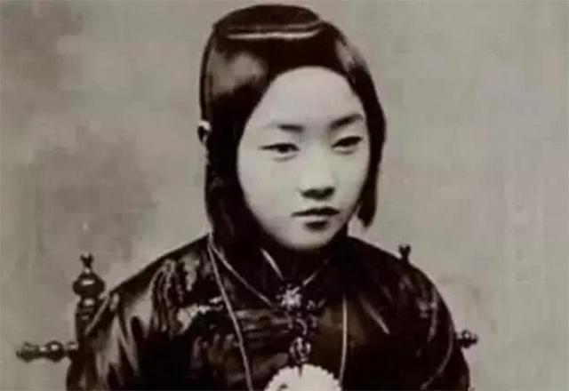 段祺瑞侄子也追星，女星下台他公然强吻，警局罚了50大洋就回家