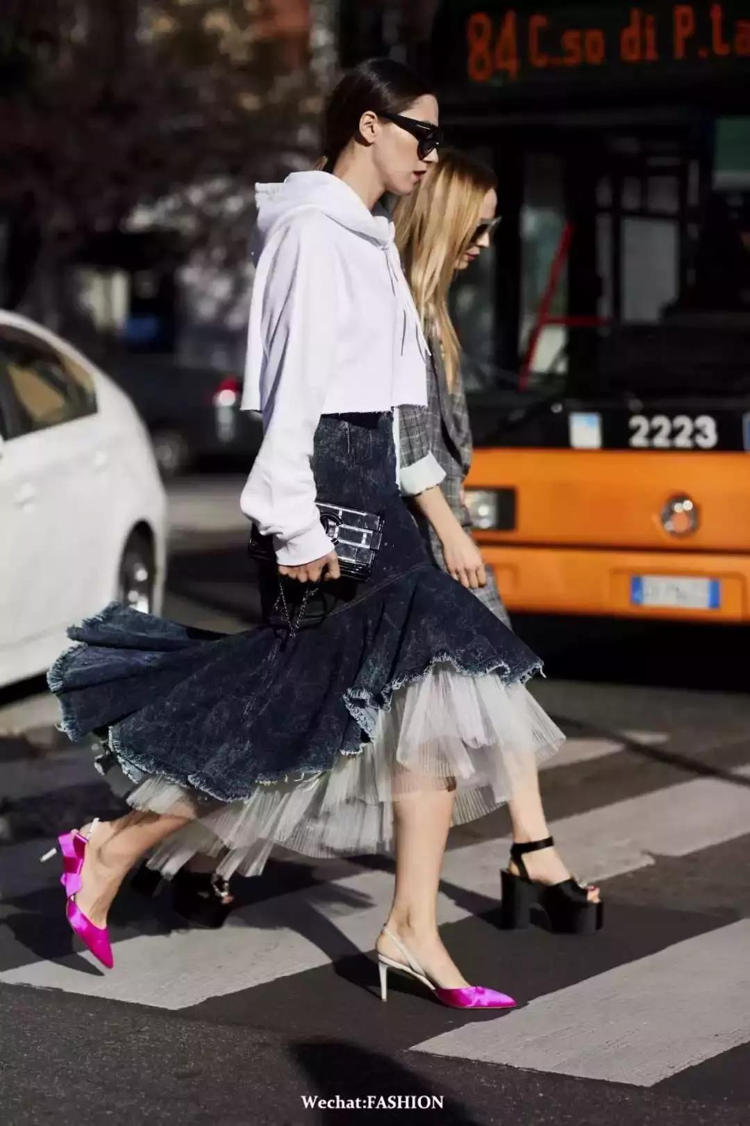 卫衣配什么裙子好看春天,卫衣裙子怎么搭配才好看