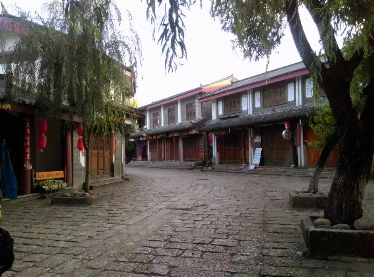 束河古镇和丽江哪个更值得去,丽江旅行住束河好还是丽江古城好