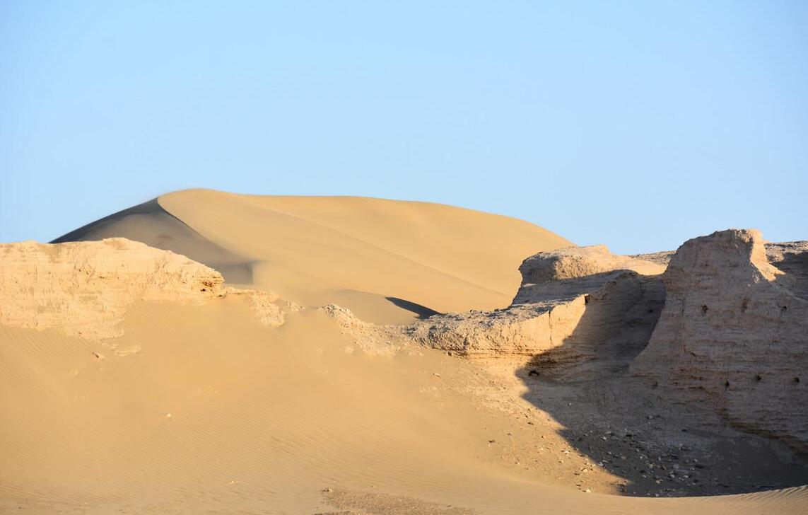 沙漠的石头为什么一定不要捡,为何在沙漠看到石头必须捡起来