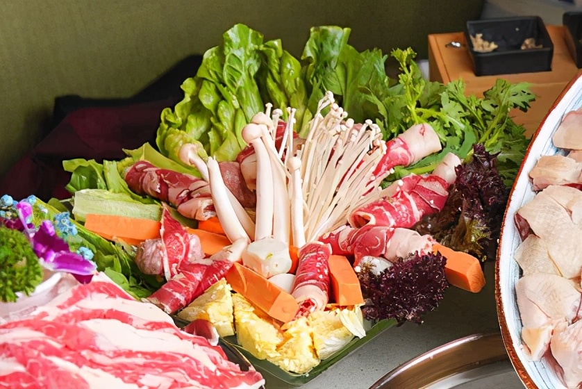 椰椰椰！这家人气椰子鸡专门店，光是汤底就喝饱了